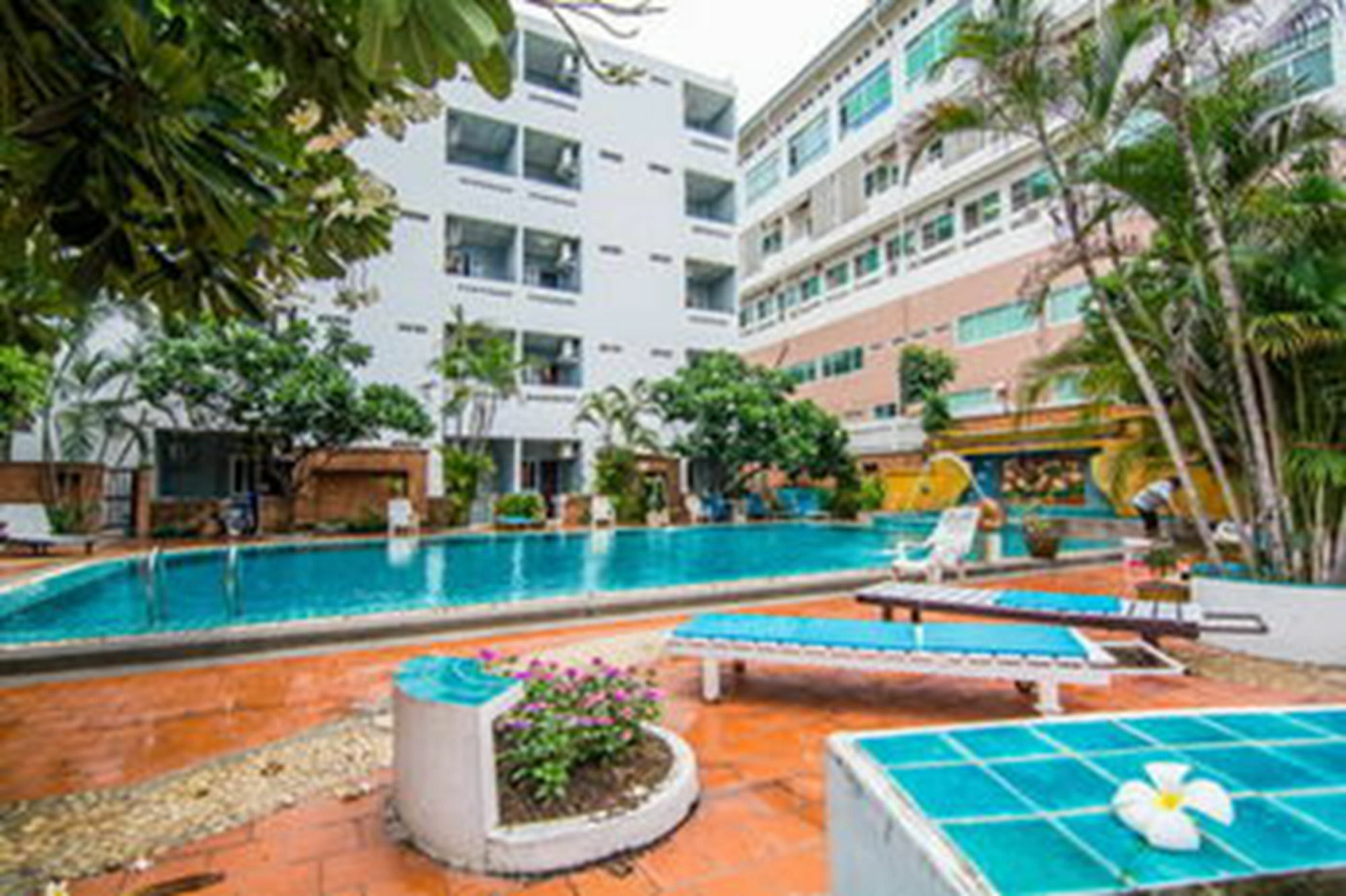 Hotel Sutus Court 2 Pattaya Exterior foto